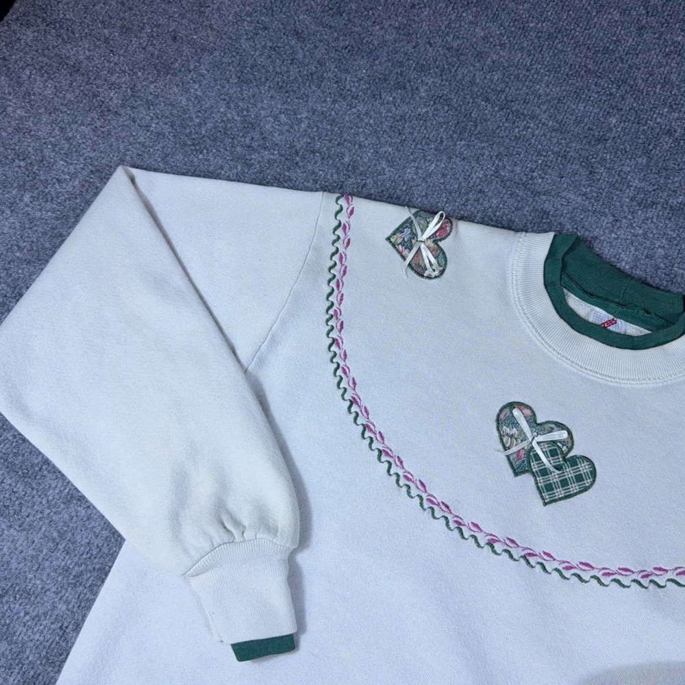 Vintage Jerzees Heart Applique Sweatshirt Cream Green Distressed 90s USA Medium - Picture 2 of 10